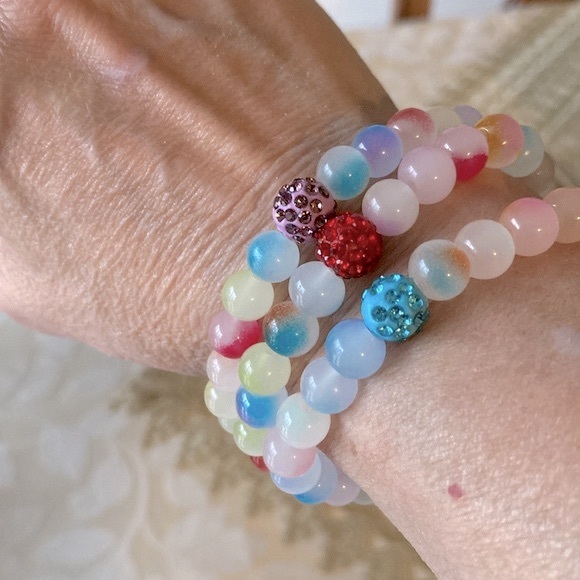 Colorful marble stackable 8mm beaded bracelet with blue crystal accent bead - Picture 5 of 9